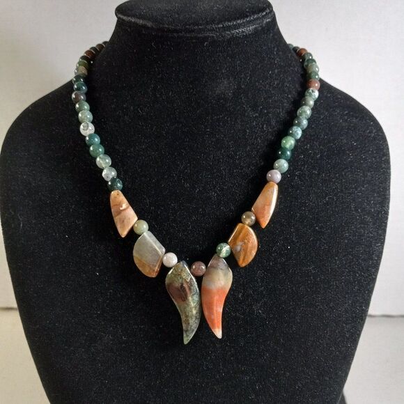 Beaded Polished Stone Chili Pepper Design Center Multiple shades Green Necklace - Picture 1 of 7